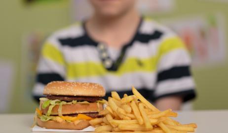 Οι διαφημίσεις fast foods παρακινούν τα παιδιά να τρώνε περισσότερο