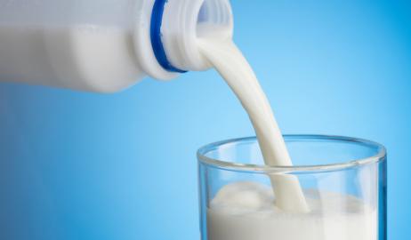 Ο EFSA εγκρίνει τη διάθεση γάλακτος επεξεργασμένου με υπεριώδη ακτινοβολία