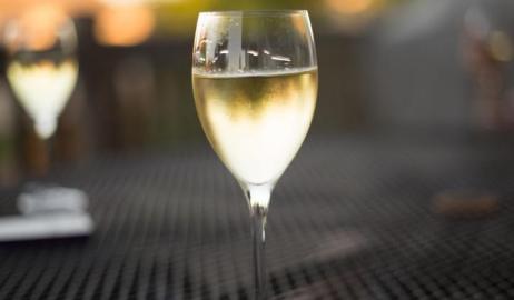 Το λευκό κρασί αυξάνει τον κίνδυνο εκδήλωσης μελανώματος
