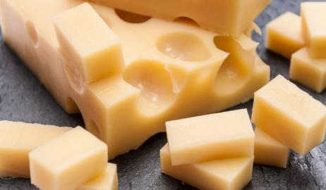 Γιατί το ελβετικό τυρί έχει τρύπες;