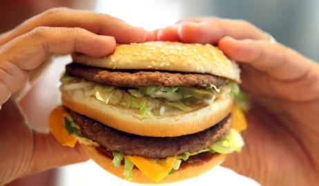 Fast food: βλάπτει το συκώτι και μπλοκάρει τον μεταβολισμό