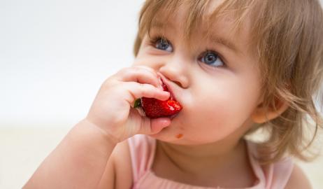 Μεγάλες αλλαγές για την κατανάλωση χυμών φρούτων από τα μωρά φέρνουν νέες οδηγίες των παιδιάτρων 