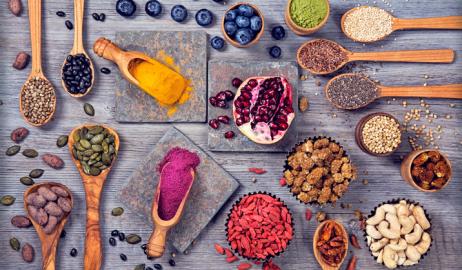 8 Superfoods που σας τονώνουν και “χτυπούν” το άγχος