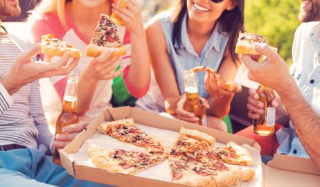 Συσχετίζετε κι εσείς τις πίτσες με τα πάρτι; το βάρος σας μπορεί να καθορίσει το πώς σκέφτεστε για τα τρόφιμα