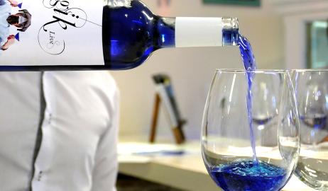 Το πρώτο μπλε κρασί στον κόσμο είναι γεγονός
