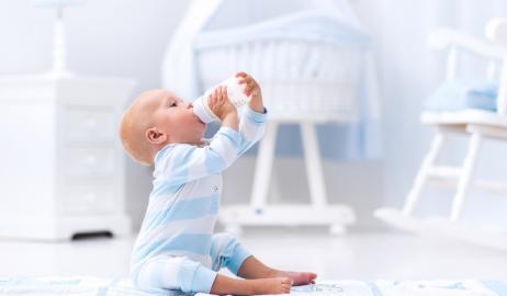 Πότε μπορούν τα μωρά να πιουν νερό;