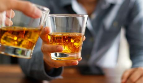 Η κατάχρηση των αλκοολούχων ποτών από τη νεολαία μπορεί να θέσει σε κίνδυνο την καρδιά