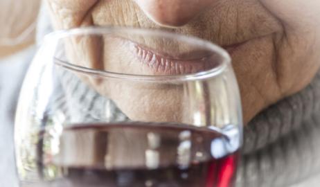 Οι ηλικιωμένοι με καρδιακή ανεπάρκεια δεν κινδυνεύουν από μέτρια κατανάλωση αλκοόλ