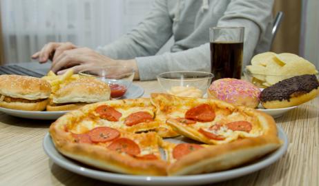 Μια δίαιτα με υψηλή περιεκτικότητα σε λιπαρά είναι εξίσου ανθυγιεινή για τους νέους άνδρες και γυναίκες