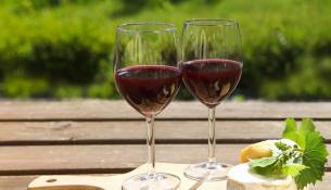 13 λόγοι  για να πιείτε ένα ποτήρι κόκκινο κρασί