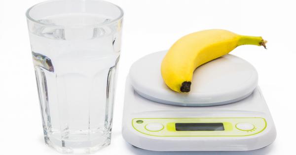 Το ιδανικό πρωινό: Ξεκίνα με μια μπανάνα και ένα ζεστό ποτήρι νερό - Ο λόγος θα σε εντυπωσιάσει