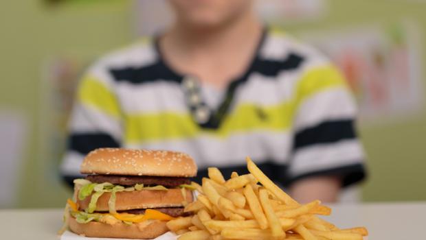 Οι διαφημίσεις fast foods παρακινούν τα παιδιά να τρώνε περισσότερο