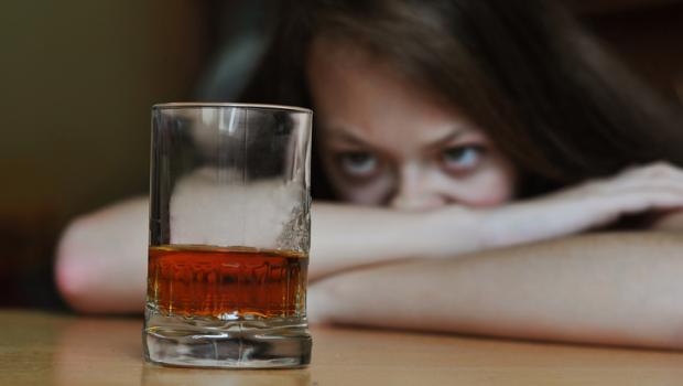 Το αλκοόλ καταστρέφει την εγκεφαλική λειτουργία των εφήβων