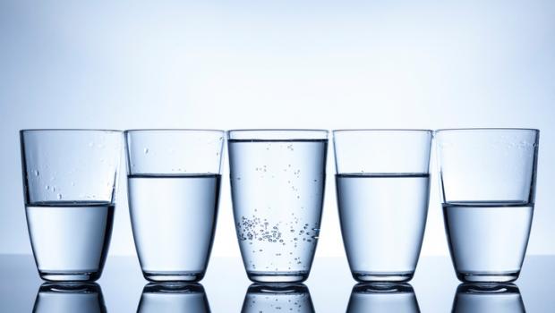 Χρειαζόμαστε πραγματικά 8 ποτήρια νερό την ημέρα;
