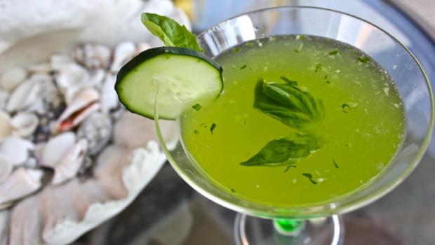 Το πιο δροσερό Cucumber Martini είναι εδώ!