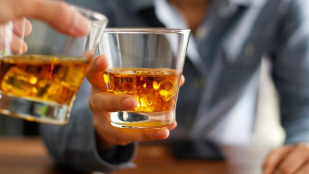 Η κατάχρηση των αλκοολούχων ποτών από τη νεολαία μπορεί να θέσει σε κίνδυνο την καρδιά