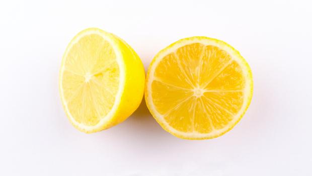 15 προβλήματα υγείας που αντιμετωπίζει ο χυμός λεμονιού